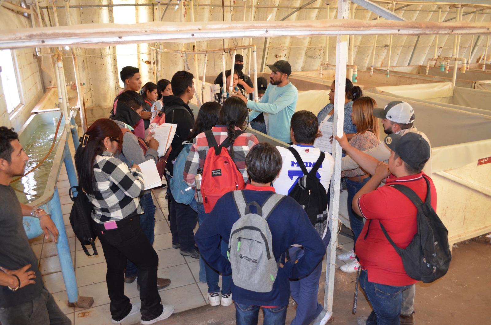 Fortalecen formación de estudiantes de acuacultura con recorridos en centros acuícolas